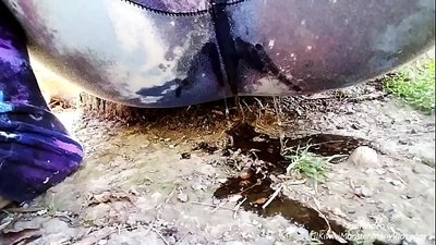 在街上撒尿! 来看LilKiwwiMonster把她的内裤弄湿,在土里撒尿!