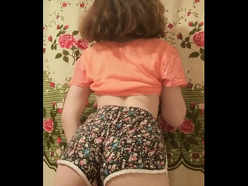 ❤️ 性感的年轻宝贝在镜头前脱下她的短裤 ❤❌ Quality porn❤