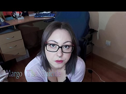 ❤️ 性感的眼镜女孩在镜头前深深地吸吮假阳具 ❤❌ Quality porn❤