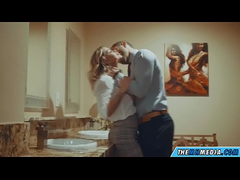 ❤️ 当一个胸大无脑的金发女郎在公共厕所里勾引你时 ❤❌ Quality porn❤